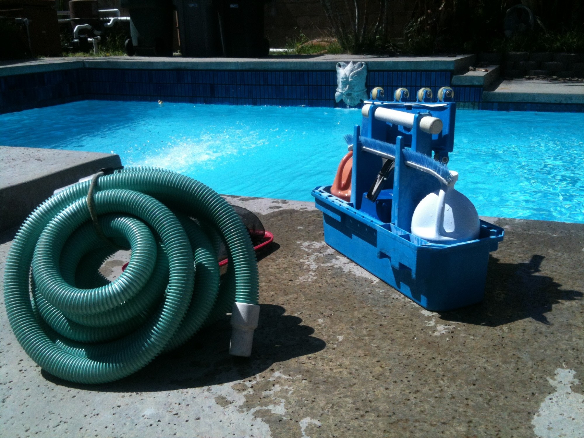 Pool cleaning near me: Do you want to know how to choose the right pool cleaning company? Read on to learn how to make the right choice.