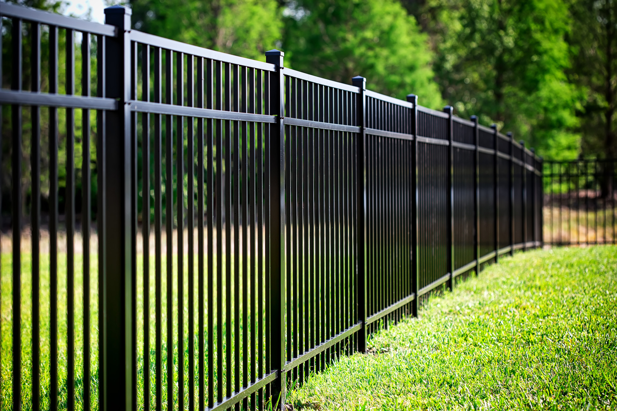 Fence companies near me: Do you want to know how to choose the right fencing contractor? Read on to learn how to make the right choice.
