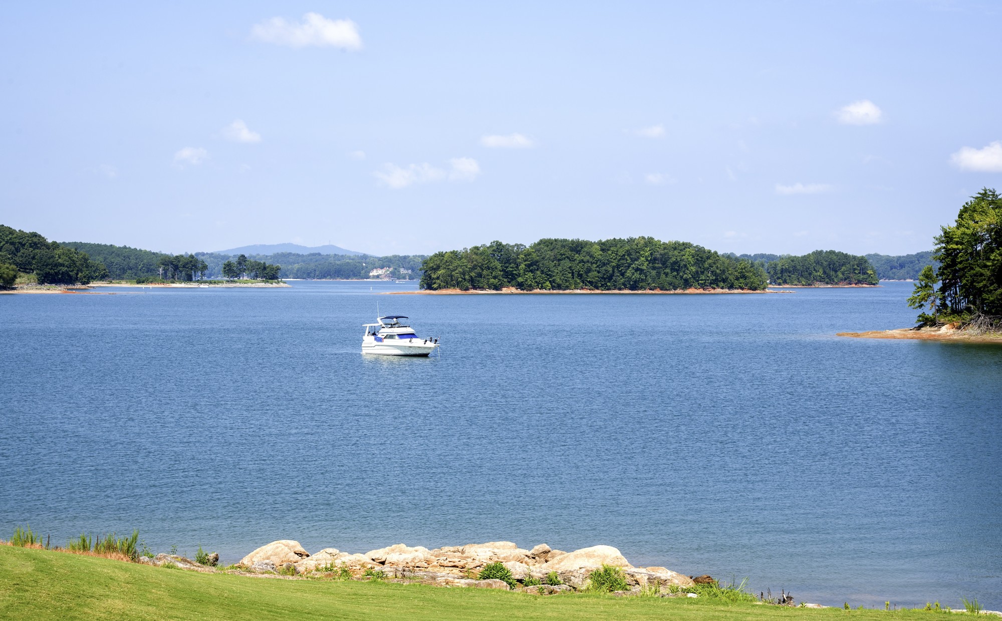 Some of your friends may point you to the best fishing spots at Lake Keowee. Where is Keowee Lake? This guide will help you locate it.