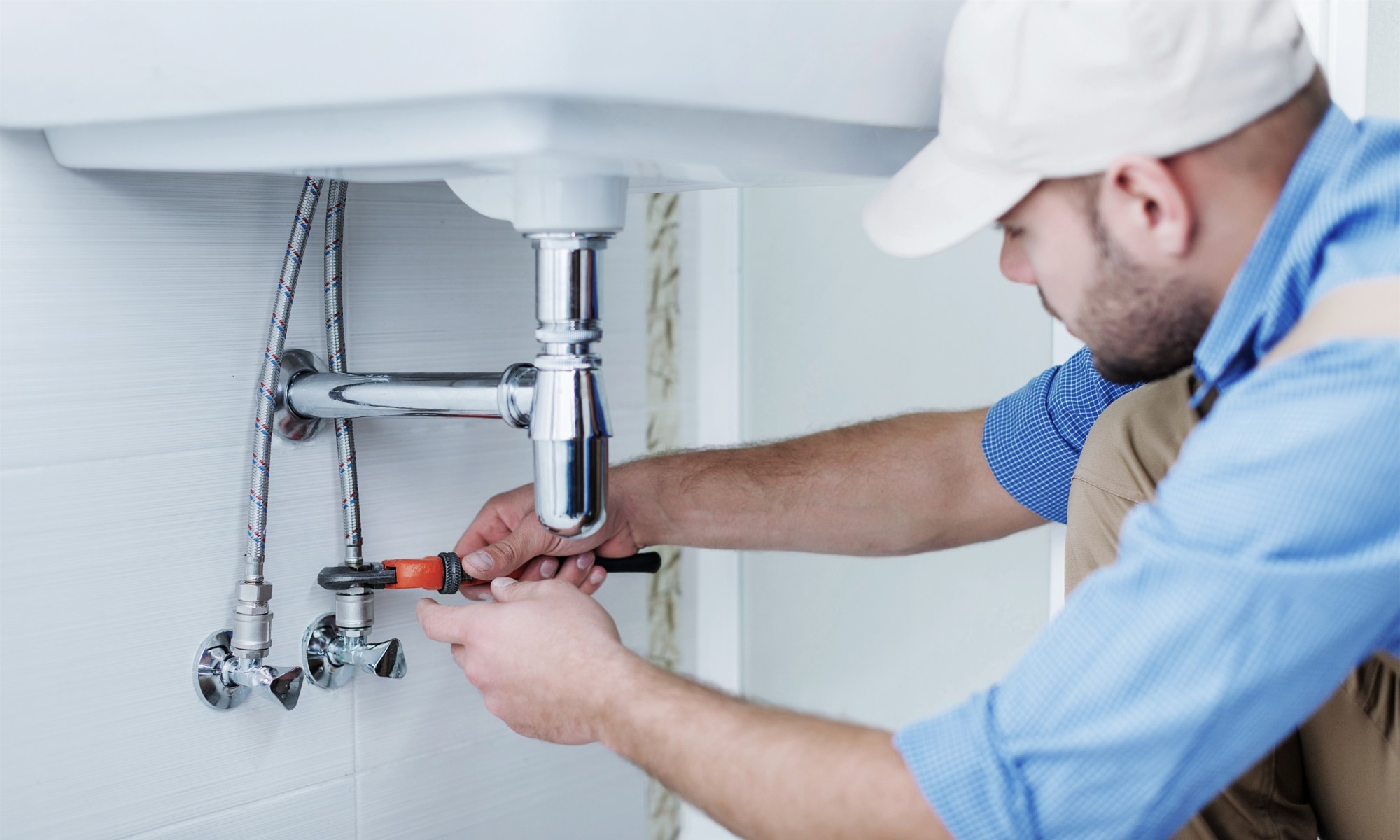 Home plumbing issues spring up from time to time. Read on for a few common plumbing issues along with a guide on how to fix them.