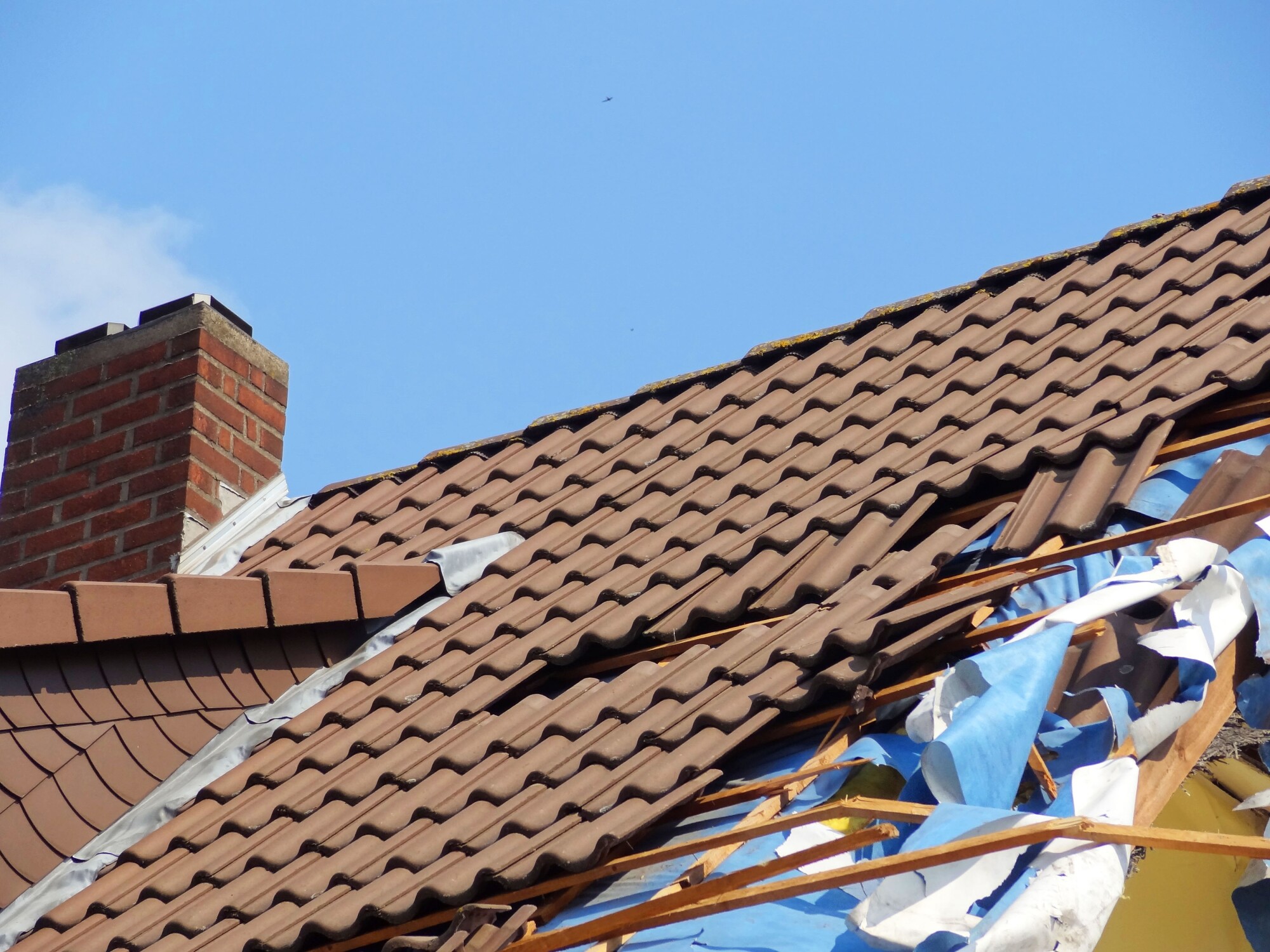 As a homeowner, it is important to recognize the signs of a failing or damaged roof. Here are 5 signs you are in need of a roof repair.